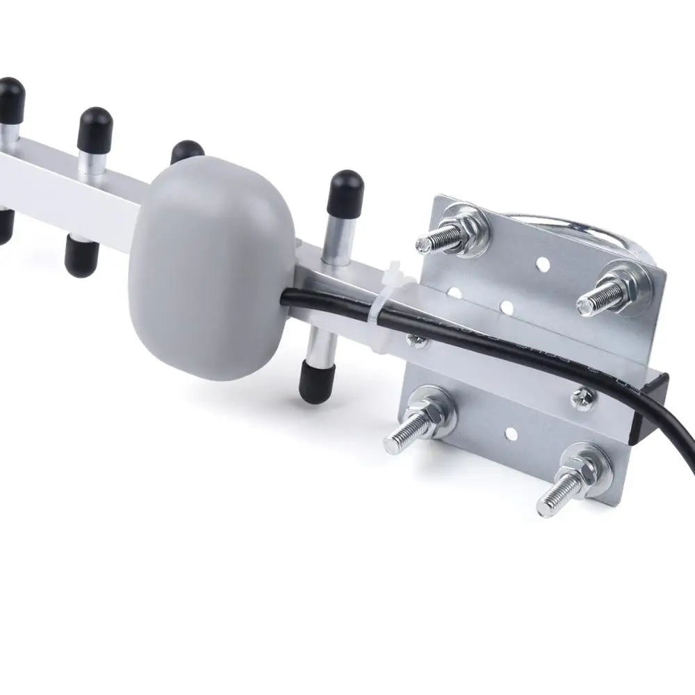 Mounting bracket and base for outdoor directional Yagi antenna