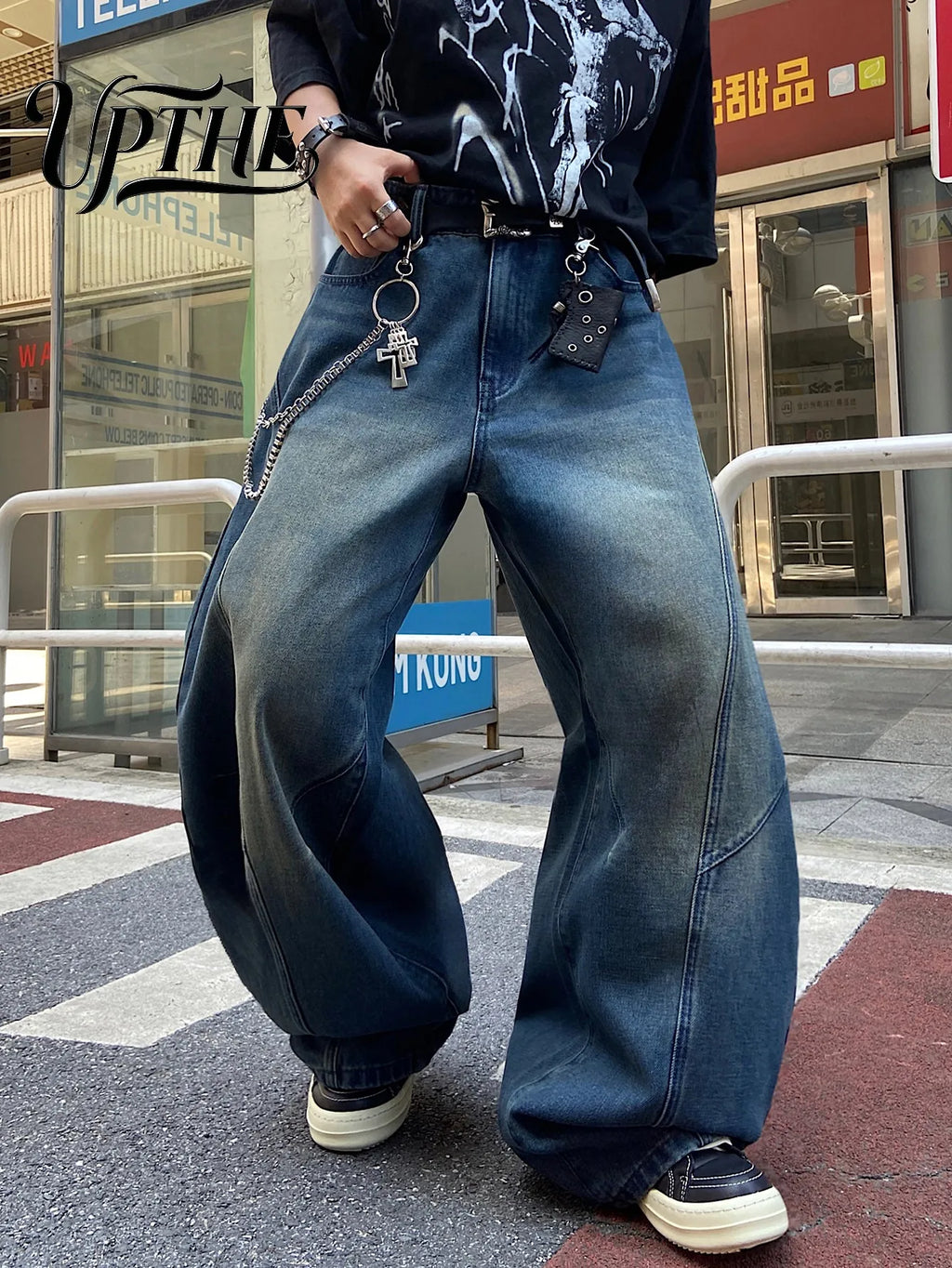 Men's vintage blue baggy wide-leg jeans with spliced design and chain accessory