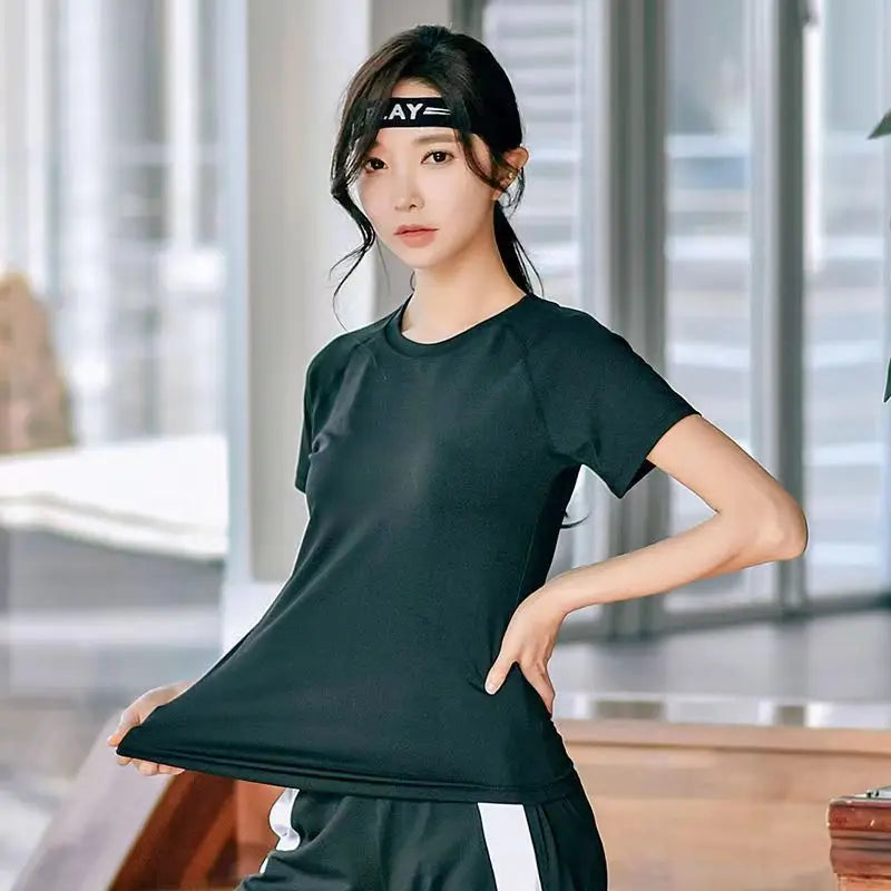 Black short-sleeve athletic t-shirt for fitness