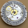 Mechanical automatic watch movement with white calendar date wheel