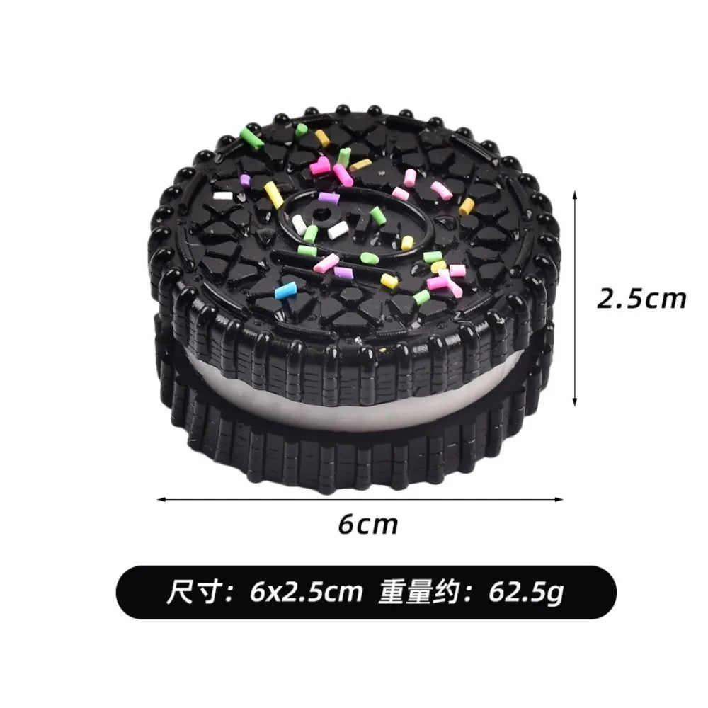 A size chart showing a black and white cookie-shaped squishy toy with dimensions in centimeters.
