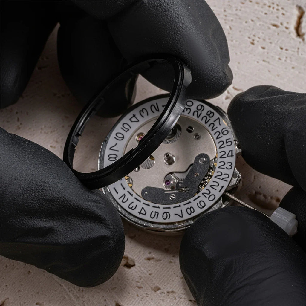 Replacing the date ring on an automatic mechanical watch movement