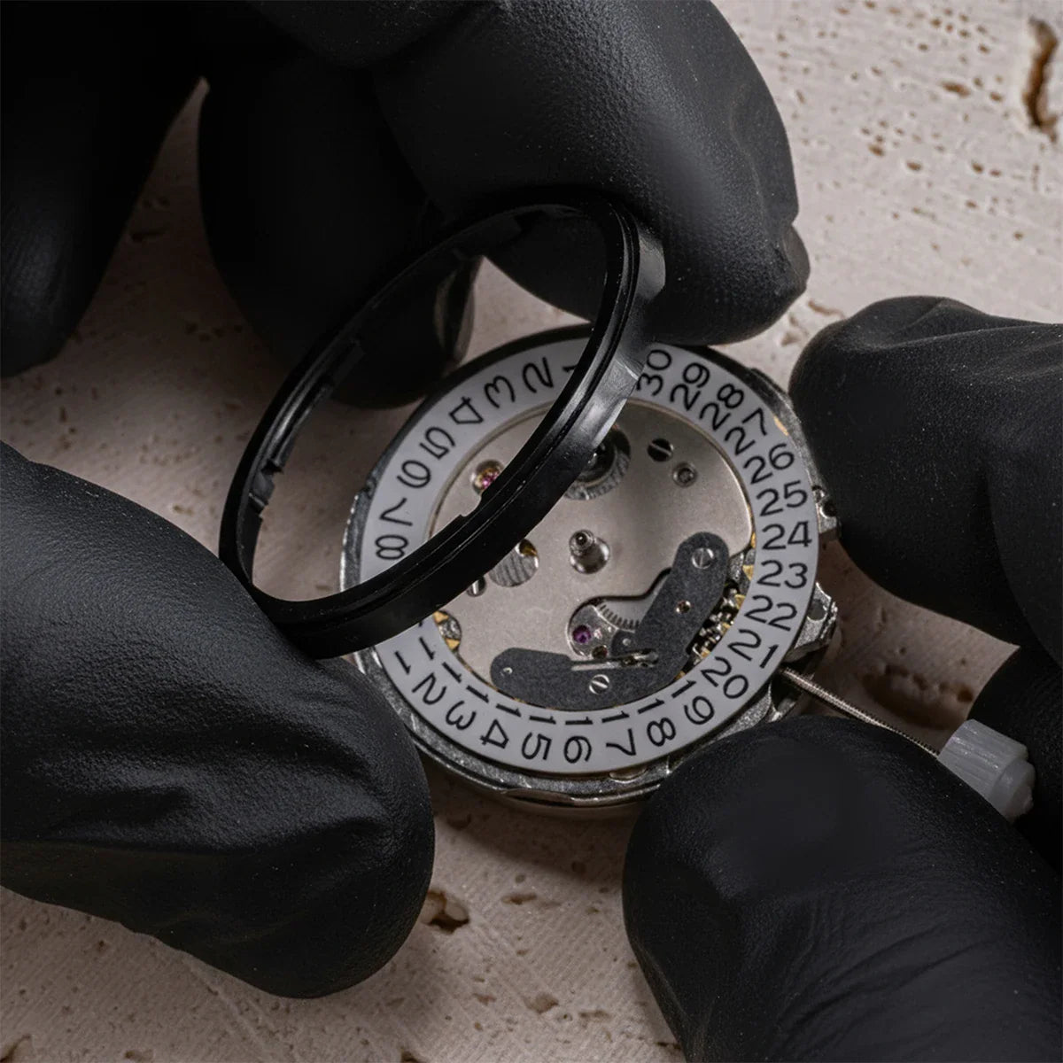 Replacing the date ring on an automatic mechanical watch movement