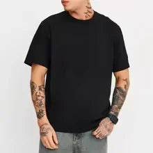 Man wearing a plain black oversized t-shirt